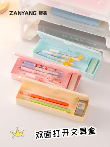 กล่องเครื่องเขียนอเนกประสงค์สำหรับเด็กผู้ชาย INS กล่องเก็บพลาสติกที่มีมูลค่าสูงที่นิยมในโลกออนไลน์สำหรับเด็กผู้หญิงกล่องใส่ปากกาแบบใสเนื้อด้านเรียบง่ายสำหรับเด็กกล่องใส่ปากกาแบบฝาพับแบบเปิดคู่กล่องดินสอสองชั้นสำหรับนักเรียนประถมอุปกรณ์การเรียน