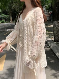 เสื้อคลุมกันแดดแขนยาวทรงหลวมสไตล์เกาหลีสำหรับผู้หญิงในช่วงฤดูร้อนปี 2025 คอวี แขนยาว แขนโคมไฟ ลูกไม้ สีพื้น ทรงหลวม แขนยาว เสื้อคลุมกันแดดสำหรับผู้หญิง