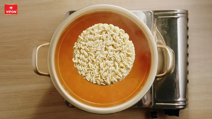 [VOUCHER 15%] Thùng 24 gói Mì Bò Cay VIFON 105g / Gói