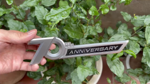 Logo 70 ANNIVERSARY dành cho xe Land Cruiser