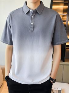 ROMON | เสื้อยืดคอโปโลผ้าไหมน้ำแข็งแขนสั้นฤดูร้อนสำหรับผู้ชาย ทรงหลวม ปกโปโล ลายพิมพ์ แฟชั่น ลำลอง บาง ลำลอง ปกโปโล