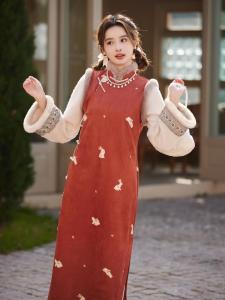 เสื้อคลุมยาวลายกระต่ายสีแดง ฤดูหนาว 2024 เสื้อคลุมผู้หญิงสุดน่ารักสำหรับงานปีใหม่ วัสดุอื่นๆ สไตล์ย้อนยุค แขนกุด คอวี