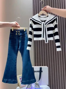 อินเทรนด์ ลายทาง เสื้อสเวตเตอร์ และกระดิ่งด้านล่าง กางเกงยีนส์ ชุดสองชิ้นสําหรับเด็กผู้หญิงแฟชั่นเกาหลี ฤดูใบไม้ผลิ ฤดูใบไม้ร่วง ชุดสําหรับเด็กกลางและใหญ่