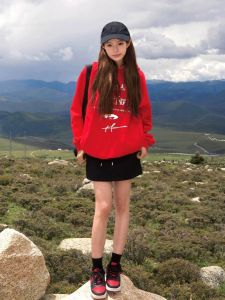 เสื้อสเวตเตอร์มีฮู้ดพิมพ์ลายตัวอักษรย้อนยุคแบบหลวมๆ สำหรับผู้หญิงในช่วงต้นฤดูใบไม้ร่วง สไตล์อเมริกัน เสื้อคลุมกันหนาวสีแดง