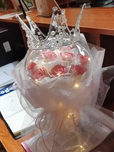 Tanabata QUEEN CROWN Rose Hug Bouquet Bobo Ball Flower Arrangement Creative Valentines Day Birthday Gift GF