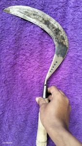 arit rumput bahan baja isen jaminan tajam sampai kecil mudah diasah dan empuk produk Madura perkakas dari Bangkalan Jawa Timurasli baja isen superanarit dg ukuran jumbo atau besar bisa utk memotong rumput dan ranting pohon dan lainnya.
