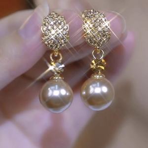 Champagne Colored Full Diamond Leaf Pearl Earrings 2024 New Small Design High-End Sensation Ear Clip Elegant Silver Needle Jewelry