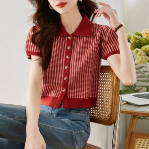 เสื้อยืดแขนสั้นผ้าไหมน้ำแข็งสำหรับผู้หญิง คอโปโล ทรงสลิมฟิต ลายทาง สีแดง ฤดูร้อน 2024 แฟชั่นสตรีท เสื้อคลุมคาร์ดิแกน