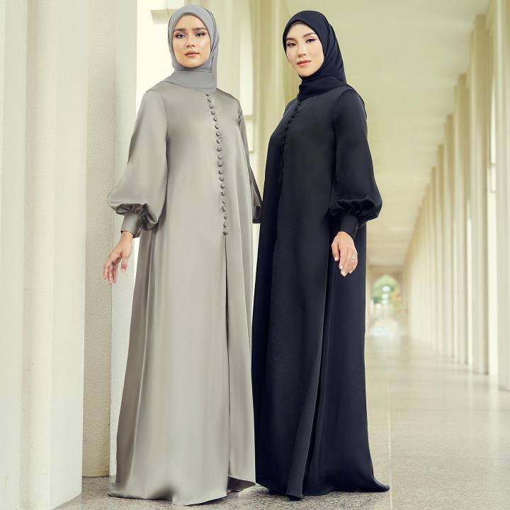 Dress shop bridesmaid muslimah