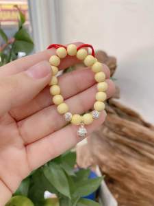 Vòng dâu tằm cho bé bình an tránh xài đẹn giật mình