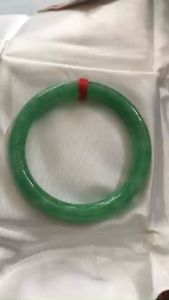 Vòng Tay Nữ Đá Cẩm Thạch Đậu Đẹp size 48mm x dầy 7mm màu Xanh Lá Đậu Bóng Rất Là Đẹp các Chị Em tay nhỏ mệnh mộc hỏa thủy 35kg - 48kg đeo chỉ có 650k ạ