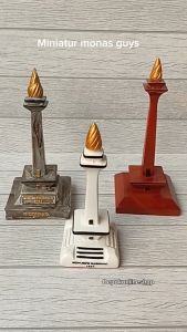 Miniatur Monas Kayu Hiasan Ruangan Rumah Koleksi Pajangan Kamar Anak Laki Cowok Dekorasi Meja Rak Dinding Souvenir Oleh-oleh Khas Jakarta Hadiah Kado Unik