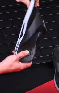 รองเท้าแตะ แฟชั่นใหม่ 2024 พร้อมส่ง กันลื่น พื้นหนา สีอังกฤษ 40-43 คุณภาพดี ราคาถูก สามสีให้เลือก น้ำหนัก เท้าตั้ง