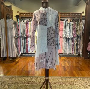 Meida Tunik by Dian Pelangi LIMITED EDITION Blouse Baju Atasan Kemeja Blus Wanita Hijaber Wanita Kerja Kantor Casual Formal Cantik Anggun Modis Modern Simple Elegan Mewah Model Korea Terbaru Motif Batik Abstrak Kekinian