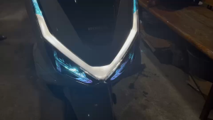 PCX 160 2025 04 ฟิล์มแต่งไฟหน้า 2 ชั้น PCX 160 2025 04 ฟิล์มแต่งไฟหน้าเกรดพรีเมี่ยมแบบ2ชั้น ป้องกันและลบรอยขีดข่วน ตัวงานออกแบบใหม่ สวยโดดเด่นไม่ซ้ำใคร เข้ารูปติดตั้งง่าย ต้องลอง ถึงจะรู้ 03