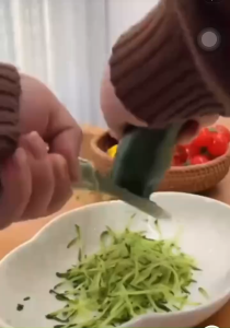 Dao nạo bào sợi củ quả có tay cầm nhựa đa năng - Dụng cụ nạo bào rau củ quả tiện dụngDụng Cụ Bào Cầm Tay Tiện Lợi Bào Sợi Gọt Vỏ Thái Lát Bào Nhuyễn Nạo Củ Quả Đa Năng Xinh Xắn - Dao gọt/nạo