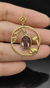 จี้พลอยโกเมนแกะสลักไอ้ไข่ สัญลักษณ์แห่งความสำเร็จและโชคลาภ ตัวเรือนเงินแท้ 92.5 % ทองคำ