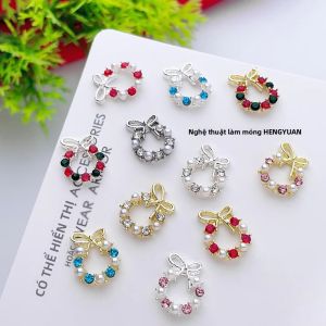 Bộ 2 Phụ Kiện Trang Trí Móng Tay Giáng Sinh Bằng Kim Loại Với Hình Bông Tuyết Cây Thông Noel Chuông Cổ Tuần Lộc Và Đá Pha Lê