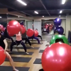 Balance Ball บอลโยคะ ลูกบอลฟิตเนส พร้อมที่สูบลูม ขนาด 75CM 25CM วัสดุพีวีซีกันลื่น Yoga ballยืดหยุ่นสูง รับน้ำหนักได้มาก