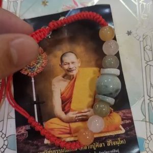 Vòng Tay Đá Ngọc Bích Phong Thủy Kèm Theo Hình Ảnh của Luang Pu Trong Túi Niêm Phong Từ Chùa. Luang Pu Sila Sirichanto