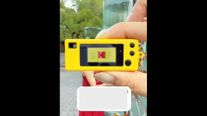 【1984】พวงกุญแจกล้องถ่ายรูปขนาดเล็กพกพาสะดวกสำหรับนักเรียน สไตล์วินเทจ ถ่ายรูปและบันทึกวิดีโอได้ / ของขวัญวันเกิด/สไตล์สีเหลือง