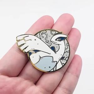 Bandai | Anime Truyền Thuyết Quái Vật Latias Latios Huy Hiệu Kim Loại Mặt Dây Chuyền Thổ Cẩm Trò Chơi Pin Cho Túi Ba Lô Quần Áo Ve Áo ACG Cosplay Quà Tặng Trang Trí