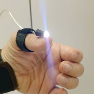 1 đèn led đeo ngón tay gắn cổ taykhông tim đenhỗ trợ nhìn sâu dễ lấy ráy tai ngành ráy tai