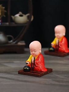 Tượng phật chú tiểu gật đầu gõ mõ tụng kinh để taplo trang trí xe hơi ô tô nhà cửa decor phong thủy