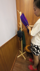 Cây Treo Quần Áo móc đồ dùng cá nhân. Chất liệu gỗ thông nhẹ nhàng tinh tế. Tiết Kiệm Không Gian