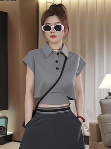 เสื้อยืดแขนสั้นคอโปโลสไตล์เกาหลีฤดูร้อน 2025 สำหรับผู้หญิง เสื้อแขนสั้นเข้ารูปเอวเข้ารูป แฟชั่นลำลอง เสื้อตัวบน
