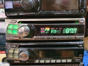 Máy phát nhạc liền Amply Alpine CDM 9821. Tính năng RADIO /CD /AUX /MP3/ OUT RCA. out changer.