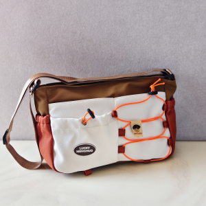 กระเป๋าสะพายข้างหนัง PU ความจุขนาดใหญ่ กันน้ำ สไตล์ญี่ปุ่นและเกาหลีใต้ กระเป๋าสตางค์สี่เหลี่ยมเล็กสำหรับวัยรุ่น