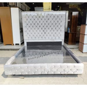 Dipan Plus Sandaran Ranjang Tempat Tidur Luxe/trinityjayafurniture