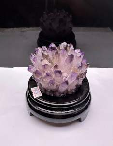 Núi tinh thể thạch anh tím.