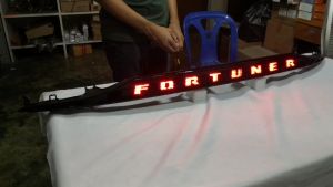 คิ้วฝาท้าย พลาสติก ตัวอักษร มีไฟ สี ดำเงา รถยนต์ รุ่น TOYOTA FORTUNER 2015 - 2024