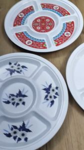 Khay tròn / đĩa tròn 5 phần nhựa Melamine KH 05 đường kính 30.0 cm màu trắng / đỏ / xanh