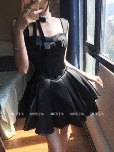 ชุดเดรสคอฮอลเตอร์สีดำ SYJ สำหรับผู้หญิงในช่วงฤดูร้อน ชุดเดรสสั้นสีดำ ชุดเดรสยาวปานกลางสไตล์เกาหลี แขนกุด ทรงเอ