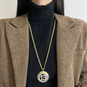 New 2025 Fashion Metal Rhinestone Hollow Pendant Necklace Womens Vintage Gold Long Sweater Chain Number Design Alloy Jewelry