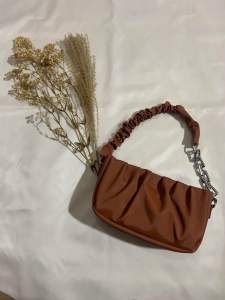 Tas selempang kerut wanita
