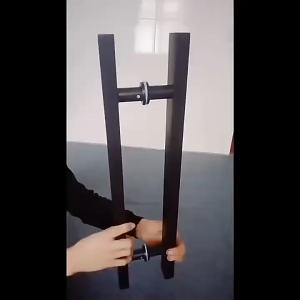 มือจับประตูสแตนเลสที่ทนต่อการขีดข่วน ไม่ต้องกังวลเกี่ยวกับการเกิดสนิม แข็งแรงทนทาน ไม่แตกหักง่าย เหมาะสำหรับการใช้งานระยะยาว (มีให้เลือกสองสี)