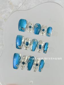 เล็บสวมใส่แบบสวมสำหรับฤดูใบไม้ร่วงและฤดูหนาว ชิ้นส่วนเล็บสีฟ้าพร้อมเล็บแมวสีขาวระดับไฮเอนด์ ทำด้วยมือ ผลิตจากแก้วสีฟ้าอัลลอยด์