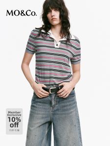 MO&Co. | Quần Áo Polo Cổ Tay Ngắn Chất Liệu Nhẹ Mềm Mại Kẻ Sọc Cổ Điển