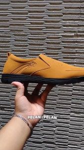 Beli 1 Gratis 1 Sepatu Pantofel Pria Kekinian Slip On Kasual Ala Korea – Ringan Nyaman Lembut & Tahan Aus JCOB01