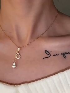 Ladamas Kalung Titanium Dengan Liontin Labu Emas & Permata Beriklau Gaya Mewah KT5