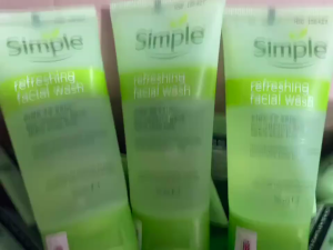 Sữa rửa mặt Simple Refreshing Facial Wash 50ml dịu nhẹ sạch sâu không xà phòng cho da nhạy cảm