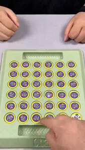 เกมบอร์ดพลิกสัตว์ ของเล่นการศึกษาของเด็ก ความจำสองคน หมากรุก เกมโต้ตอบพ่อแม่เด็ก เกมหมากรุกพลิกสี่ค