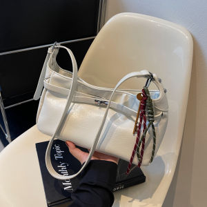 กระเป๋าสะพายข้างผู้หญิง 2024 ฤดูใบไม้ร่วงและฤดูหนาว กระเป๋าสะพายข้างแบบสะพายข้างใต้วงแขน วัสดุ PU สีสันสดใส ทรงสี่เหลี่ยมแบน ขนาดเล็ก