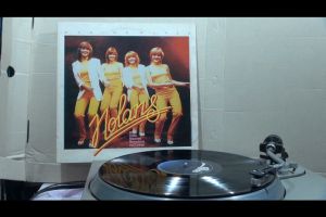 1 แผ่นเสียง 12นิ้ว f09 THE NOLANS แผ่นNMริ้วรอยบาง เสียงรบกวนน้อยนิดไม่มีรอยลึก แผ่นล้างทำความสะอาดแล้ว ปกVG++มีตำหนิขอบนิดหน่อย ขอบไม่ขาด สันไม่ทะลุ