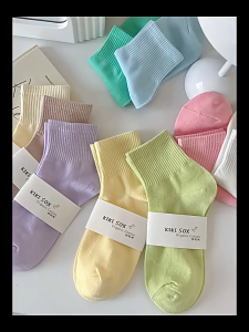 ถุงเท้าลำลองของผู้หญิง VINTLOOK ถุงเท้าสีทึบต้านเชื้อแบคทีเรียและระงับกลิ่นกายผ้าฝ้ายระบายอากาศสั้นบางสั้นของผู้หญิงสีลูกอมถุงเท้าสีขาวนักเรียนอเนกประสงค์