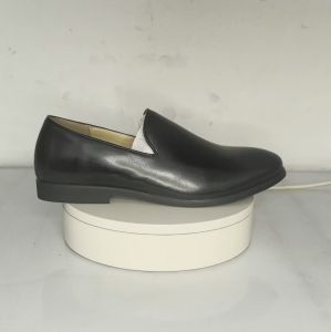 รองเท้าหนังระบายอากาศ รองเท้าลำลองผู้ชาย แบบสวม ไม่ลื่น เทรนด์เกาหลี แต่งตัวได้โดดเด่นมาก สีดำ 053